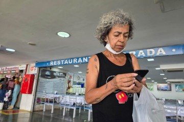 Márcia Barbosa de Lima, de 60 anos, diz que o tempo que passar no celular pode ser maior do que ela imagina 