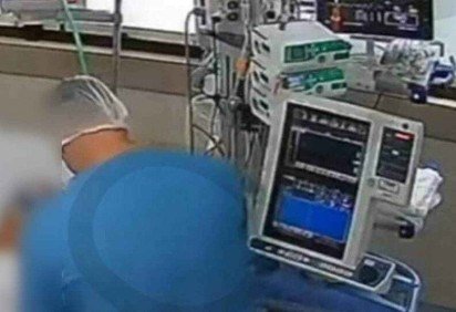 Técnico de enfermagem teria agido em cumplicidade com duas colegas -  (crédito: Reprodução/Câmeras de segurança) -Técnico de enfermagem teria agido em cumplicidade com duas colegas -  (crédito: Reprodução/Câmeras de segurança)