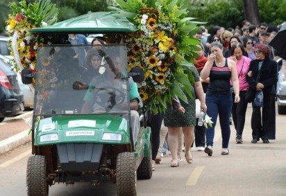 Familiares e amigos se despedem de Maria Elenice em vel&oacute;rio, nesta quinta (22)