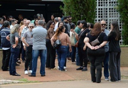 Familiares e amigos se despedem de Maria Elenice em vel&Atilde;&sup3;rio, nesta quinta (22)