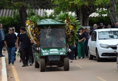 Familiares e amigos se despedem de Maria Elenice em vel&oacute;rio, nesta quinta (22)