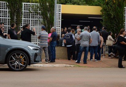 Familiares e amigos se despedem de Maria Elenice em vel&oacute;rio, nesta quinta (22)