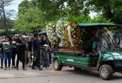 Familiares e amigos se despedem de Maria Elenice em vel&oacute;rio, nesta quinta (22)