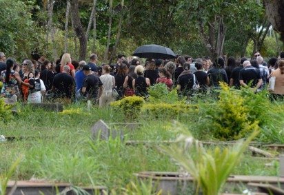Familiares e amigos se despedem de Maria Elenice em vel&oacute;rio, nesta quinta (22)