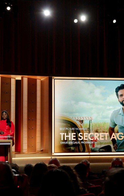 Os atores Lewis Pullman e Danielle Brooks, no momento do an&uacute;ncio dos candidatos a melhor filme: na lista, O agente secreto 
       -  (crédito:  Kevin Winter/Getty Images/AFP)