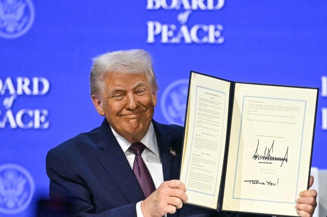 A assinatura ocorreu após um discurso no qual Trump fez um balanço de crises e tensões em regiões como Gaza, Irã, Ucrânia e Venezuela - (crédito: Fabrice COFFRINI / AFP) A assinatura ocorreu após um discurso no qual Trump fez um balanço de crises e tensões em regiões como Gaza, Irã, Ucrânia e Venezuela - (crédito: Fabrice COFFRINI / AFP)