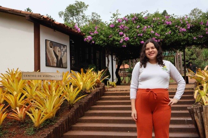 A diretora de educação Ana Beatriz explica que o tour destaca fauna e flora