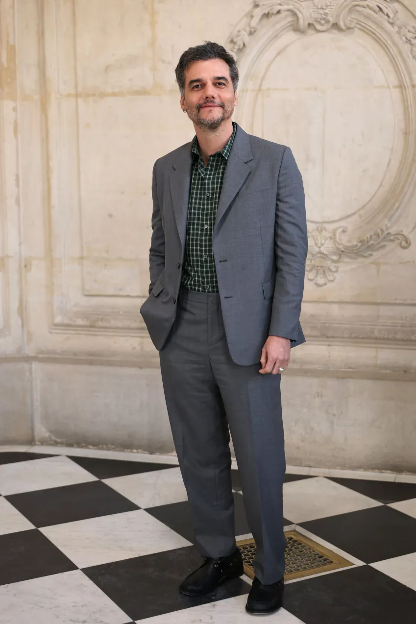 Wagner Moura marca presença no desfile da Dior Homme
