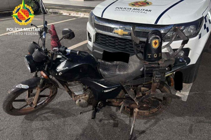 PMDF recupera motocicleta que foi furtada há 12 anos - (crédito: PMDF/Divulgação) PMDF recupera motocicleta que foi furtada há 12 anos - (crédito: PMDF/Divulgação)