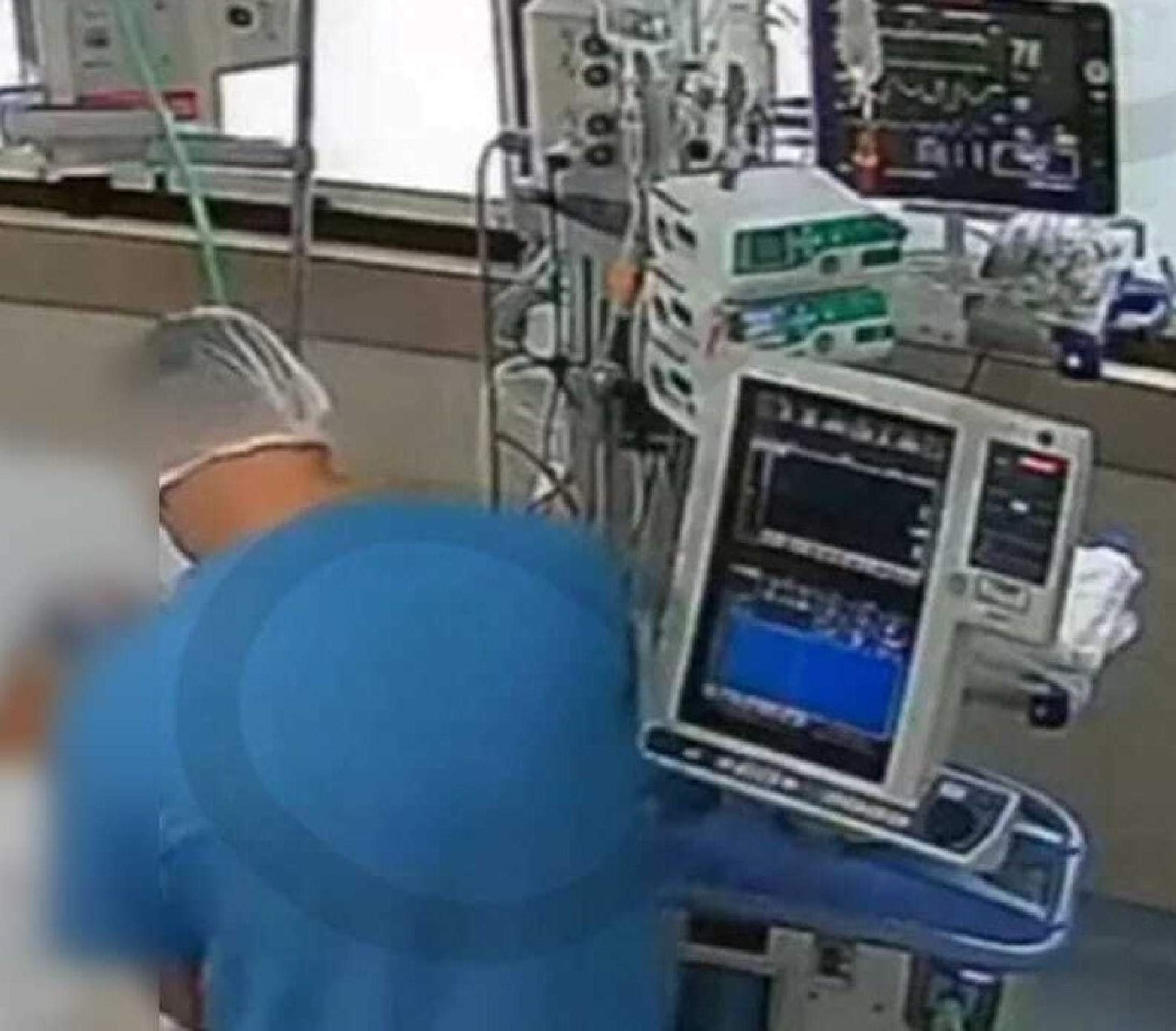 T&eacute;cnico de enfermagem em leito onde morreu uma das v&iacute;timas