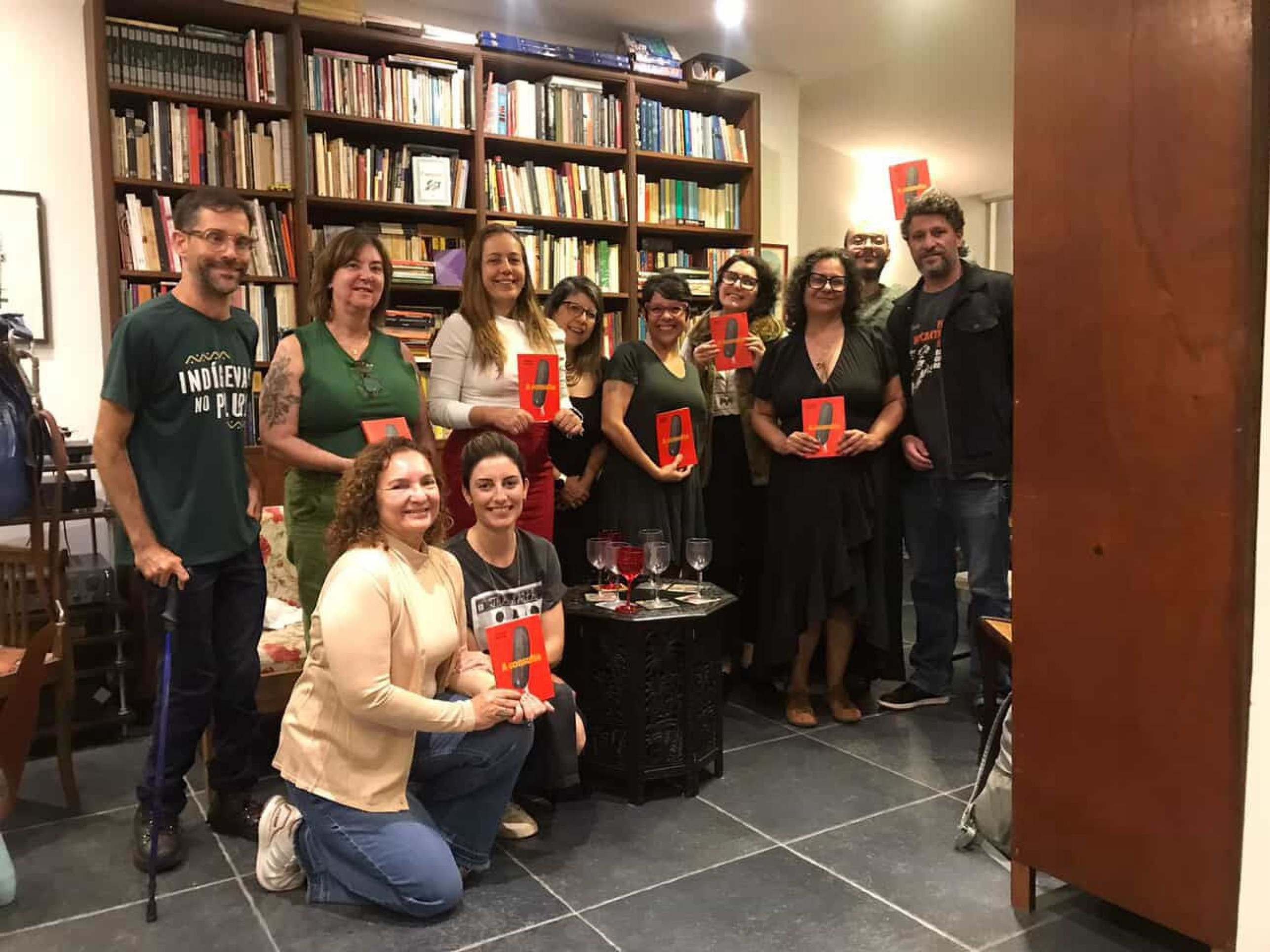 Mayra e os participantes do Clube do Livro Breves. 