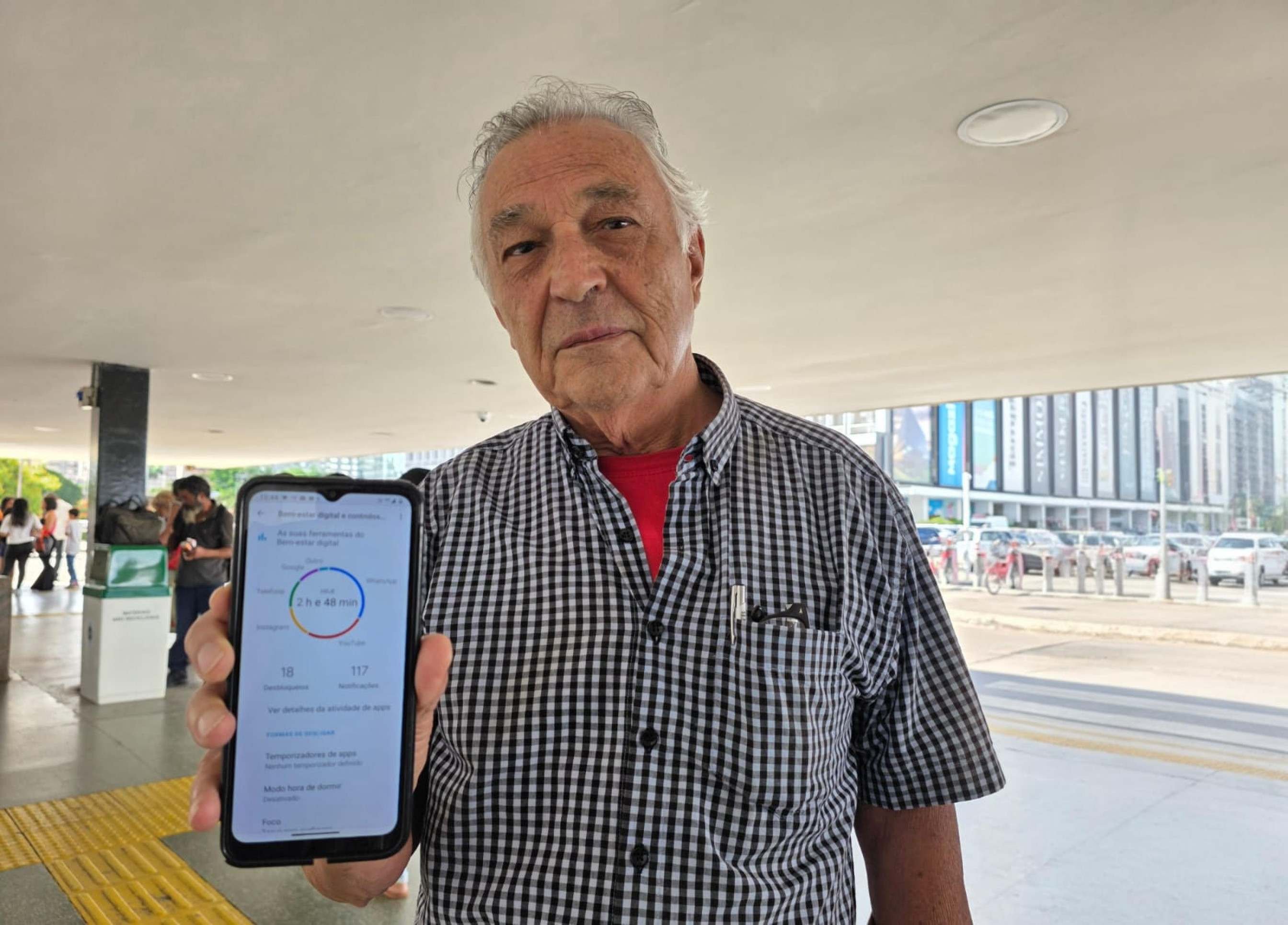 Aos 79 anos, Pedro Reino usa o celular principalmente para trabalho e comunica&ccedil;&atilde;o, mas defende equil&iacute;brio no uso da tecnologia
