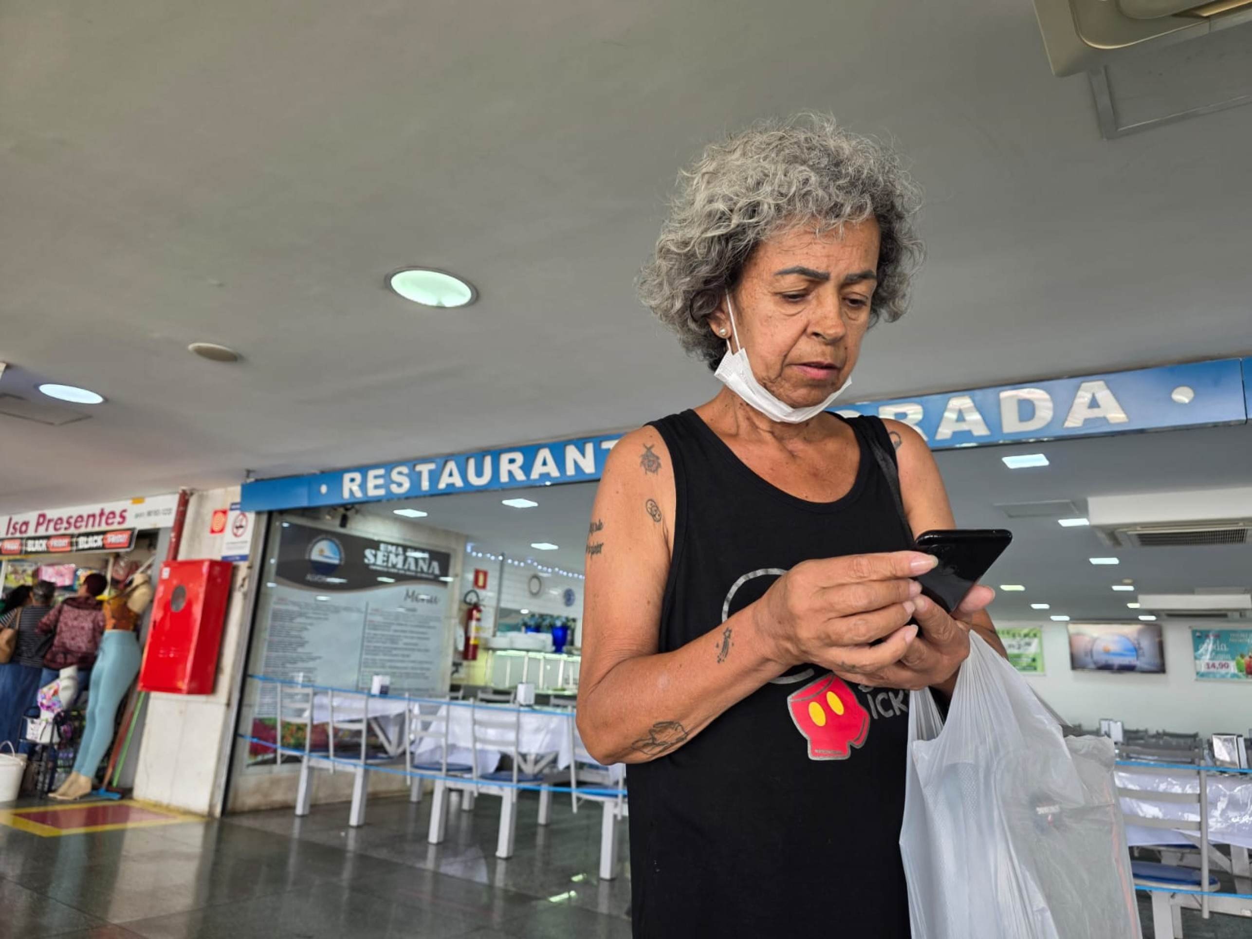 M&aacute;rcia Barbosa de Lima, de 60 anos, diz que o tempo que passar no celular pode ser maior do que ela imagina 