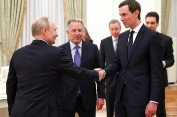 Nesta fotografia de pool distribuída pela agência estatal russa Sputnik, o presidente da Rússia, Vladimir Putin, recebe o enviado especial dos EUA, Steve Witkoff, e o genro do presidente dos EUA, Donald Trump, Jared Kushner, durante uma reunião no Kremlin, em Moscou, em 22 de janeiro de 2026 -  (crédito: Photo by Alexander KAZAKOV / POOL / AFP)