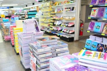 Entre as categorias mais citadas na hora de ir às compras estão material escolar (89%), uniforme (73%) e livros didáticos (69%) - (crédito: Paulo H. Carvalho / Agência Brasília ) Entre as categorias mais citadas na hora de ir às compras estão material escolar (89%), uniforme (73%) e livros didáticos (69%) - (crédito: Paulo H. Carvalho / Agência Brasília )