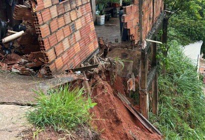 Muro de uma casa, na Rua Zilda Caldeira de Oliveira, no Bairro Morro do São Francisco, em Sabará (MG), desabou -  (crédito: Defesa Civil de Sabará)