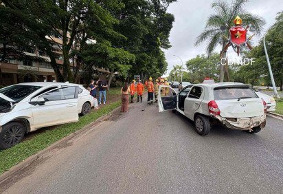 Carro de passeio bate em poste e em outro ve&iacute;culo no Eixinho 