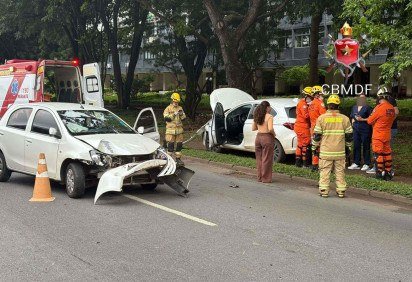 Carro de passeio bate em poste e em outro ve&iacute;culo no Eixinho 