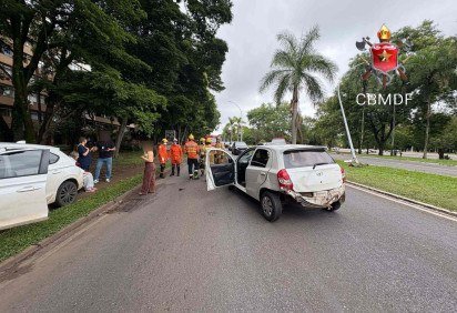 Carro de passeio bate em poste e em outro ve&Atilde;&shy;culo no Eixinho 