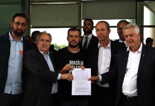 Assinantes do documento: Marcos Ueslei, Cristovam Buarque, Rodrigo Dias, Ricardo Cappelli e Rodrigo Rollemberg
       -  (crédito:  Bruna Gaston CB/DA Press)