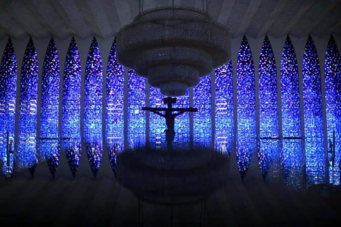 Os 12 tons de azul utilizados nos vitrais do Santuário Dom Bosco compõem um céu estrelado 