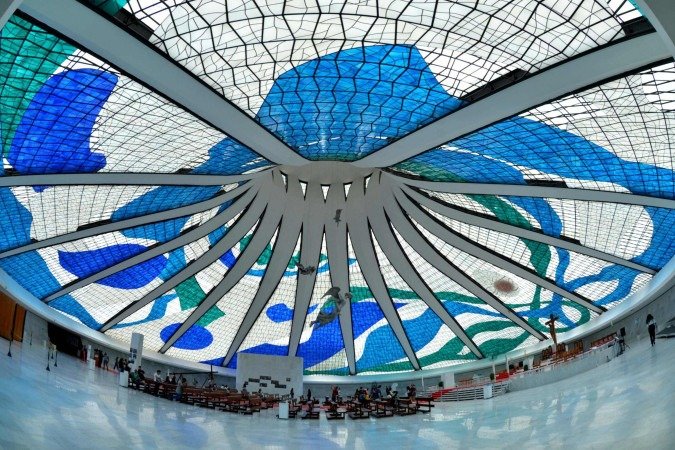 Além do valor 
artístico, os vitrais 
filtram a luz do sol 
na Catedral