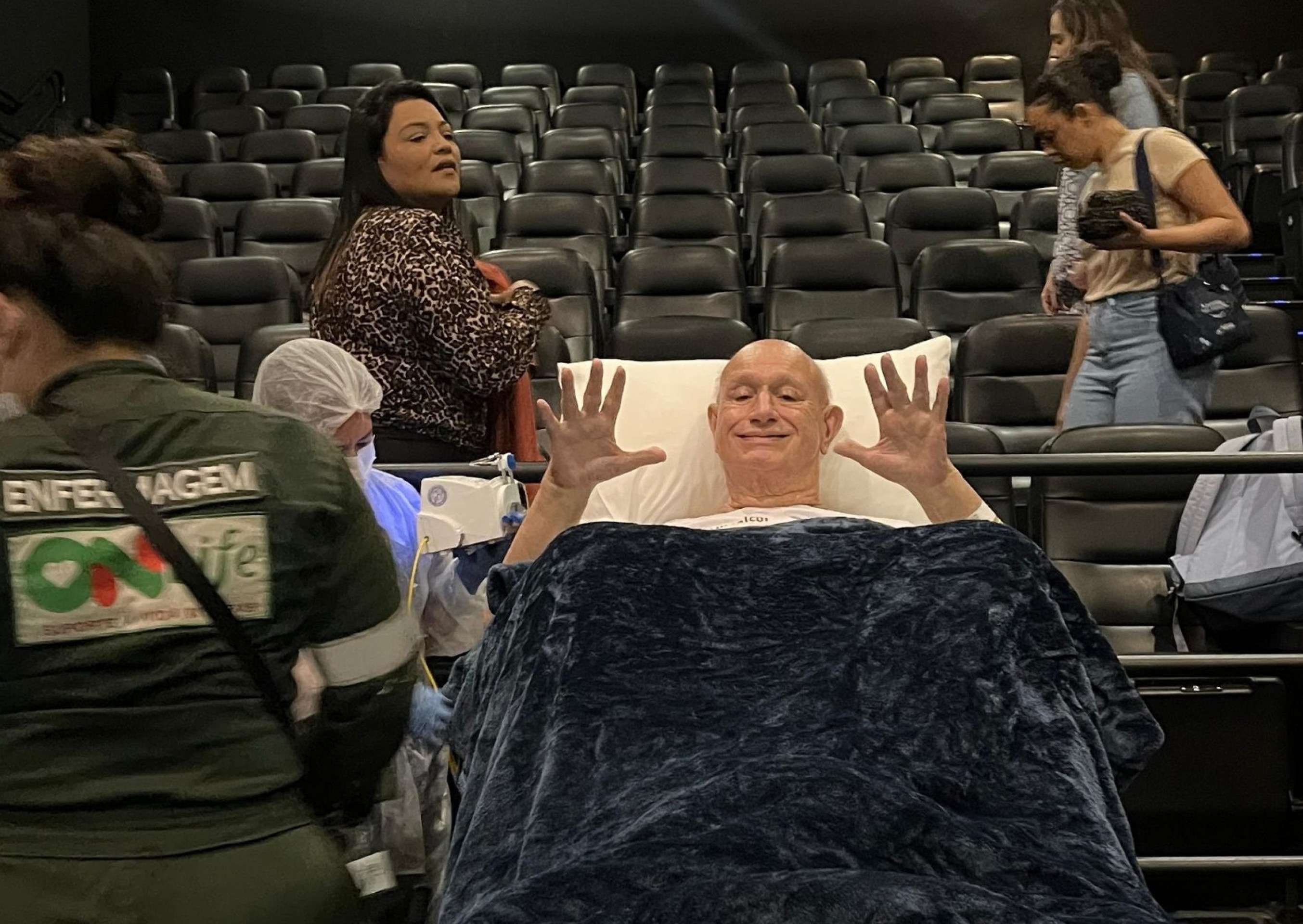 A sess&atilde;o de cinema contou com a presen&ccedil;a da fam&iacute;lia, para resgatar mem&oacute;rias e estimular a reconex&atilde;o com a vida fora do hospital. O filme escolhido foi Tom e Jerry 