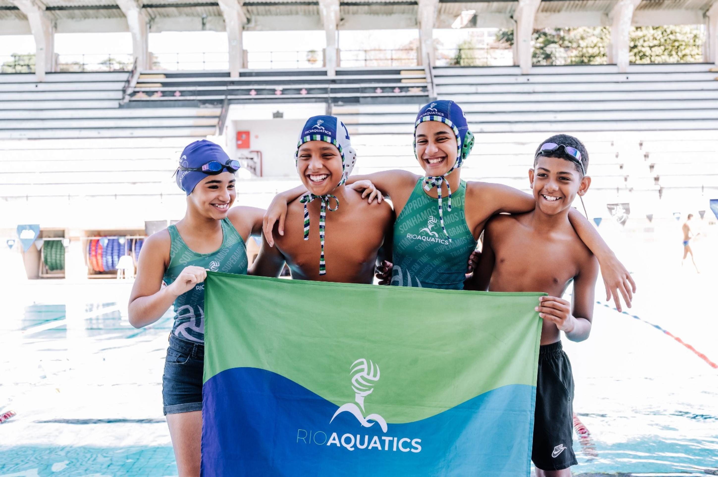 Projeto carioca une natação e educação para transformar vida de jovens em vulnerabilidad