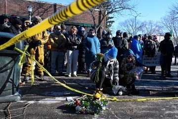  People pay their respects near where a man was shot and killed by federal immigration agents in Minneapolis, Minnesota, on January 24, 2026. Federal immigration agents shot dead a man in Minneapolis on Saturday, officials said -- the second fatal shooting of a civilian in the city, sparking fresh protests and outrage from state officials. The death came less than three weeks after US citizen Renee Good was shot and killed by an Immigration and Customs Enforcement officer involved in sweeps to round up undocumented migrants. (Photo by ROBERTO SCHMIDT / AFP)
      