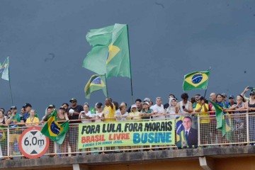 Manifestantes esperam a passagem da caminhada nos arredores de Brasília -  (crédito: Ed Alves/CB/DA Press)