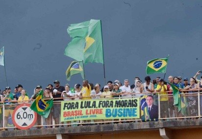 Manifestantes esperam a passagem da caminhada nos arredores de Brasília -  (crédito: Ed Alves/CB/DA Press) -Manifestantes esperam a passagem da caminhada nos arredores de Brasília -  (crédito: Ed Alves/CB/DA Press)