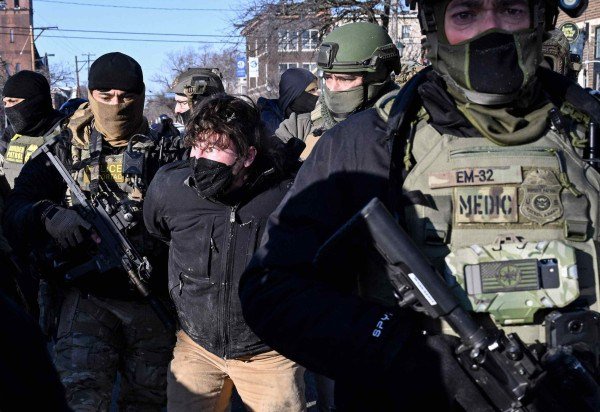 Um homem é detido por agentes do ICE perto do local onde, segundo autoridades estaduais e locais, um homem foi baleado por agentes federais no início da manhã de 24 de janeiro de 2026, em Minneapolis, Minnesota. -  (crédito:  AFP)