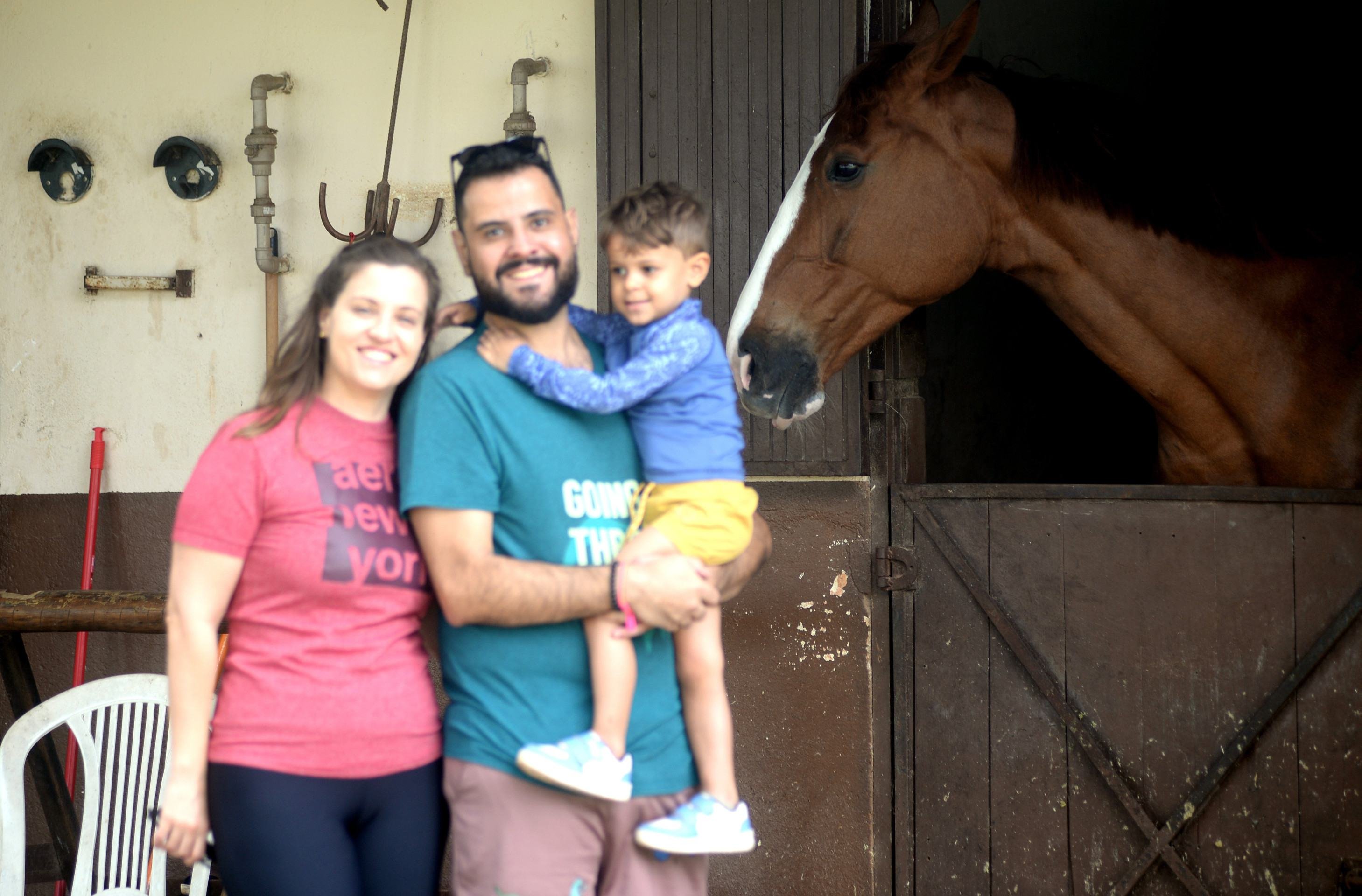  Lilian Cavalieri, Fabricio Ata&iacute;de e Lucas Cavalieri se encantaram com os cavalos 