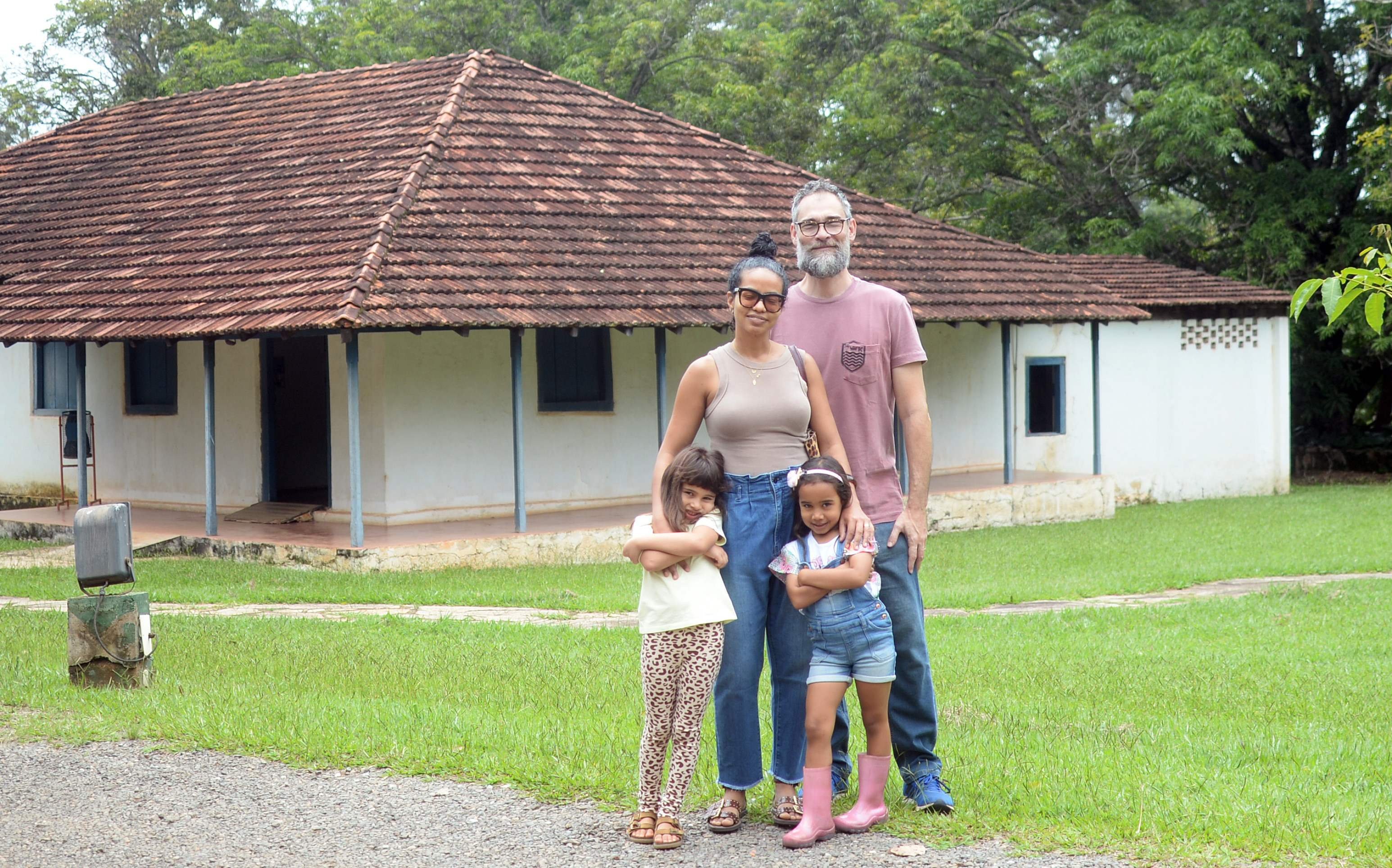 D&eacute;bora Salles e Alexandre Pucci com a filha, Eloisa,  e a sobrinha, Sofia, em frente &agrave; Casa Velha