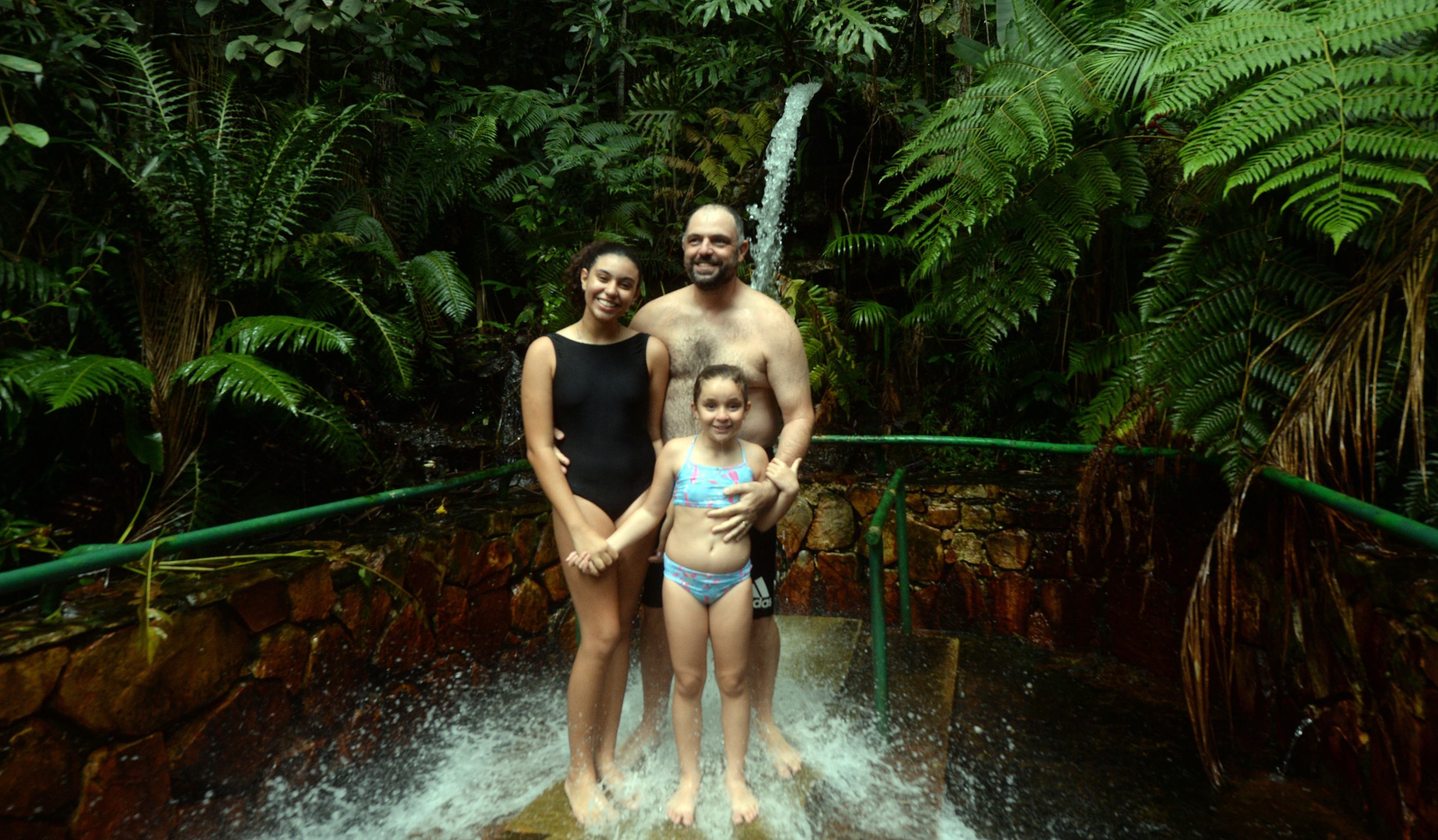 Diogo, Giovanna e Alice Ferraz aproveitaram a pausa do passeio  do Trenzinho Cultural na bica de &aacute;gua cristalina