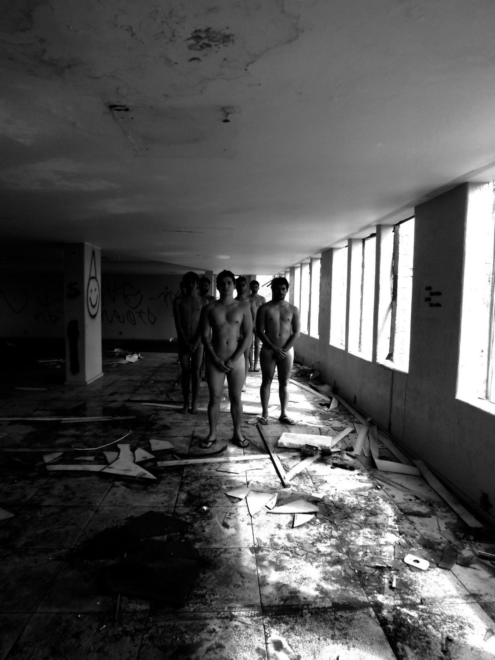 Exposi&ccedil;&atilde;o Abandonados (2015), fotografada nas ru&iacute;nas do Torre Palace