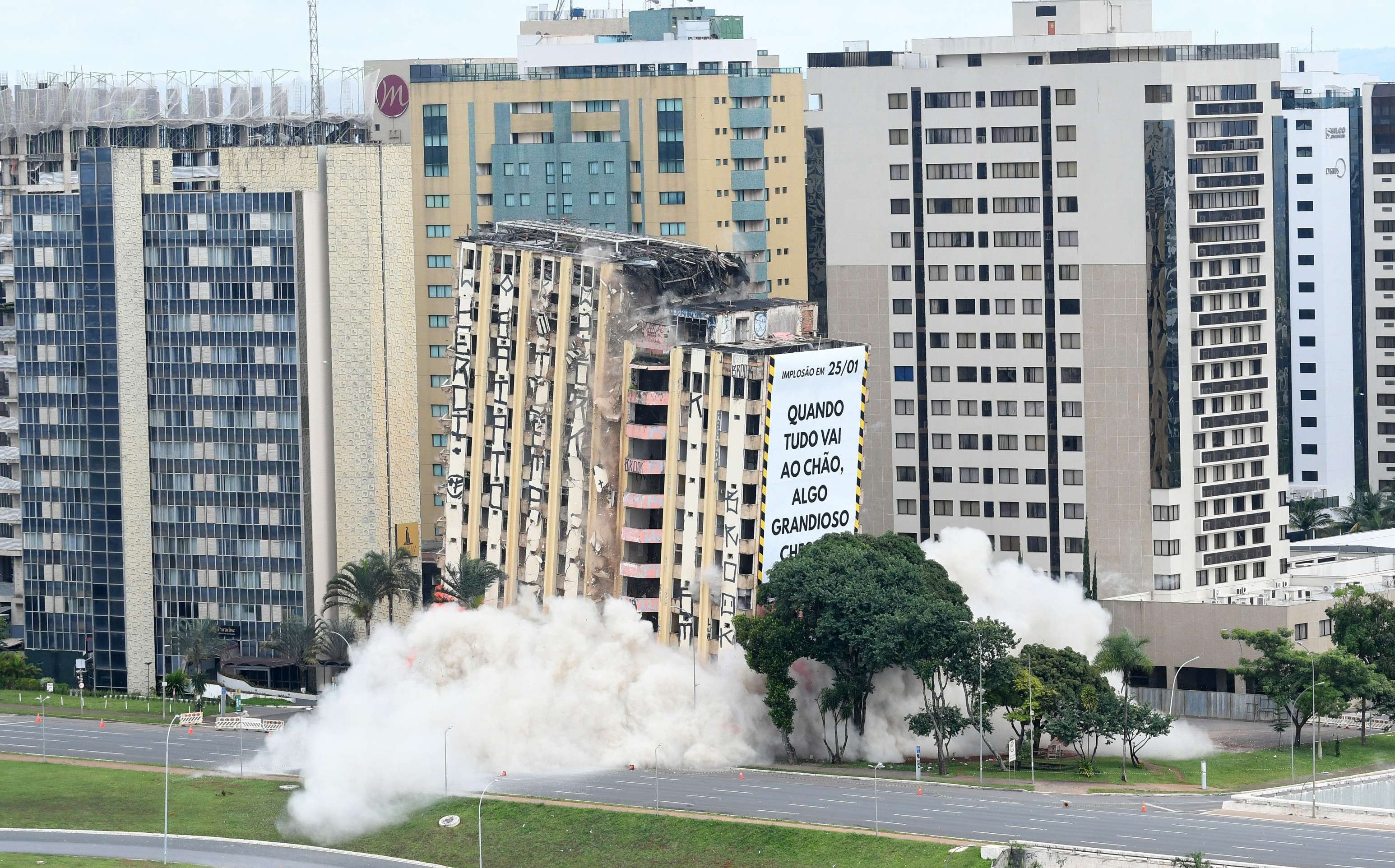  25/01/2026 - Ed Alves/CB/DA Press. Cidades. Hotel Torre Palace &eacute; implodido. 
