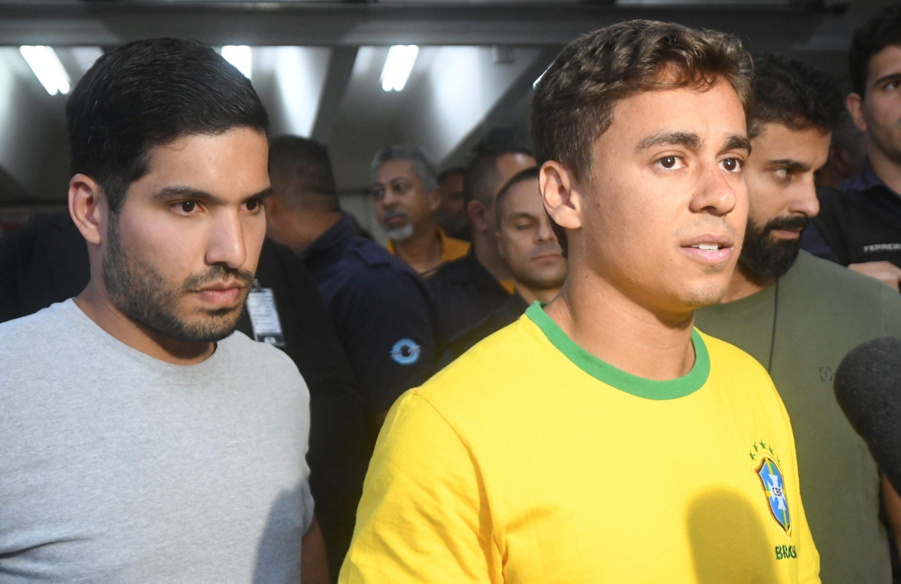  25/01/2026 - Ed Alves/CB/DA Press. Politica -  Deputado Federal Nikolas Ferreira - Saindo da Emergencia do HBB. Visita para apoiadores atingidos pelo Raio. 