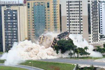  25/01/2026 - Ed Alves/CB/DA Press. Cidades. Hotel Torre Palace é implodido.  -  (crédito:  Ed Alves/CB/DA Press)