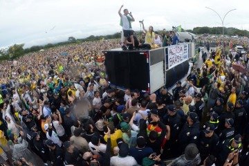 Nikolas discursa para a multidão na Praça do Cruzeiro. Ato final da marcha confirma que os bolsonaristas ainda têm poder de aglutinação -  (crédito: Ed Alves/CB/D.A Press)