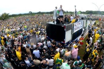 Nikolas no ato em Brasília. A forte chuva e os raios que feriram dezenas de pessoas não foram suficientes para dispersar os manifestantes - (crédito: Ed Alves/CB/D.A Press) Nikolas no ato em Brasília. A forte chuva e os raios que feriram dezenas de pessoas não foram suficientes para dispersar os manifestantes - (crédito: Ed Alves/CB/D.A Press)