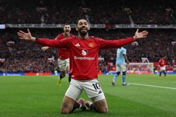 Manchester United's Brazilian striker #10 Matheus Cunha celebrates after supplying the cross for their second goal during the English Premier League football match between Manchester United and Manchester City at Old Trafford in Manchester, north west England, on January 17, 2026. (Photo by Darren Staples / AFP) -  (crédito:  Darren Staples / AFP)