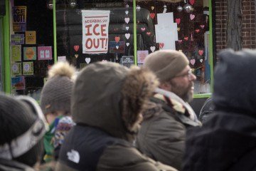 Manifestantes exigem que agentes de imigração deixem Minneapolis após morte de enfermeiro
- (crédito: SCOTT OLSON / AFP) Manifestantes exigem que agentes de imigração deixem Minneapolis após morte de enfermeiro
- (crédito: SCOTT OLSON / AFP)