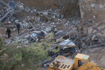 Libaneses inspecionam o local após um ataque aéreo israelense que atingiu um prédio na vila de Kfar Dounine, no sul do Líbano, em 25 de janeiro de 2026 - (crédito: AFP) Libaneses inspecionam o local após um ataque aéreo israelense que atingiu um prédio na vila de Kfar Dounine, no sul do Líbano, em 25 de janeiro de 2026 - (crédito: AFP)