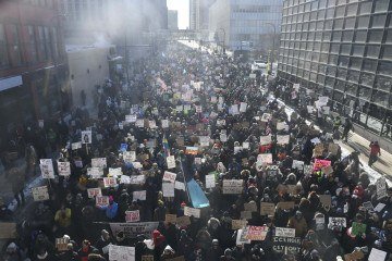 Mesmo com os termômetros marcando -20°C, uma multidão voltou às ruas em protesto contra as operações anti-imigratórias na cidade       -  (crédito:  AFP)