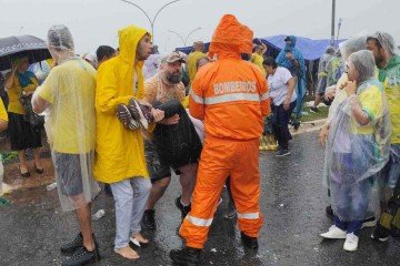 Homem recebe atendimento após raio atingir ato convocado por Nikolas Ferreira em Brasília -  (crédito: Ed Alves/CB/DA Press)