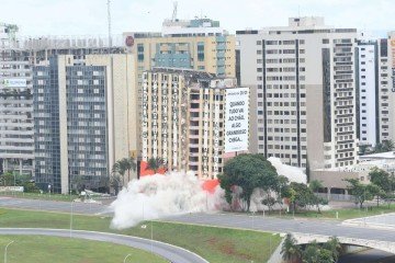 Primeiro hotel de luxo da capital é demolido às 10h deste domingo (25/1) - (crédito: Ed Alves/CB/D.A Press) Primeiro hotel de luxo da capital é demolido às 10h deste domingo (25/1) - (crédito: Ed Alves/CB/D.A Press)