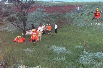 Veículo capotou em viaduto na BR-040 - (crédito: Divulgação/CMBDF) Veículo capotou em viaduto na BR-040 - (crédito: Divulgação/CMBDF)