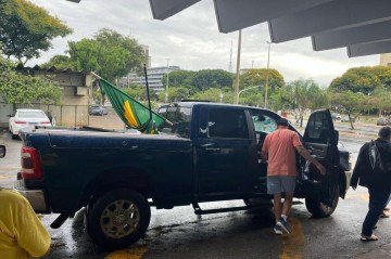 Integrantes de um carro, que foi buscar paciente no Hospital de Base, ameaçou os jornalistas presentes no local