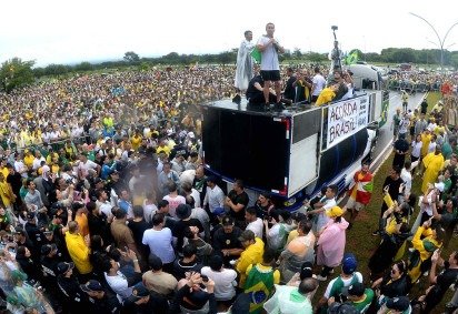 Nikolas no ato em Brasília. A forte chuva e os raios que feriram dezenas de pessoas não foram suficientes para dispersar os manifestantes -  (crédito: Ed Alves/CB/D.A Press) -Nikolas no ato em Brasília. A forte chuva e os raios que feriram dezenas de pessoas não foram suficientes para dispersar os manifestantes -  (crédito: Ed Alves/CB/D.A Press)